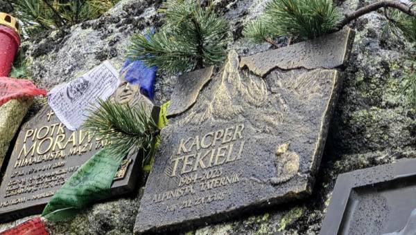 Odsłonięcie tablicy Kacpra Tekielego na Tatrzańskim Cmentarzu Symbolicznym pod Osterwą